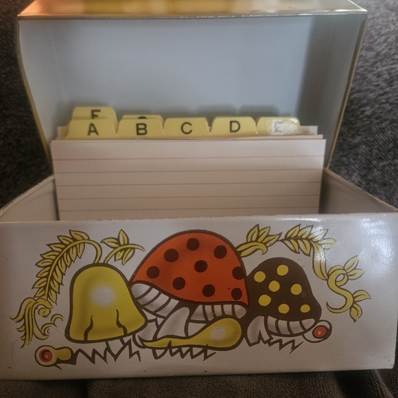 ADORABLE 60S-70S VINTAGE METAL RECIPE BOX♡ Original Alphabet cards included - Picture 2 of 5